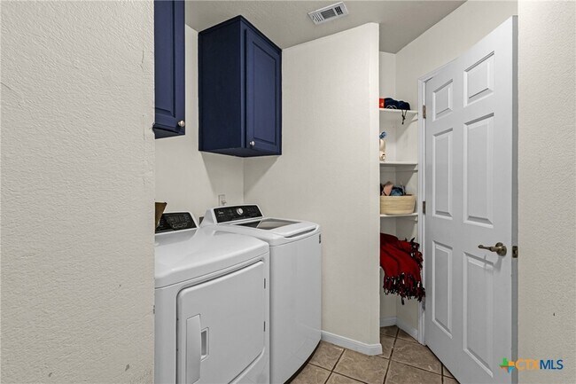 Building Photo - 606 Lantana St