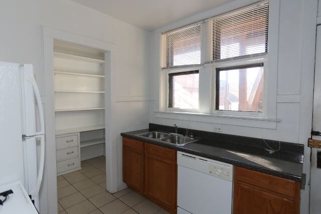 Building Photo - 1128 W Oakdale Ave