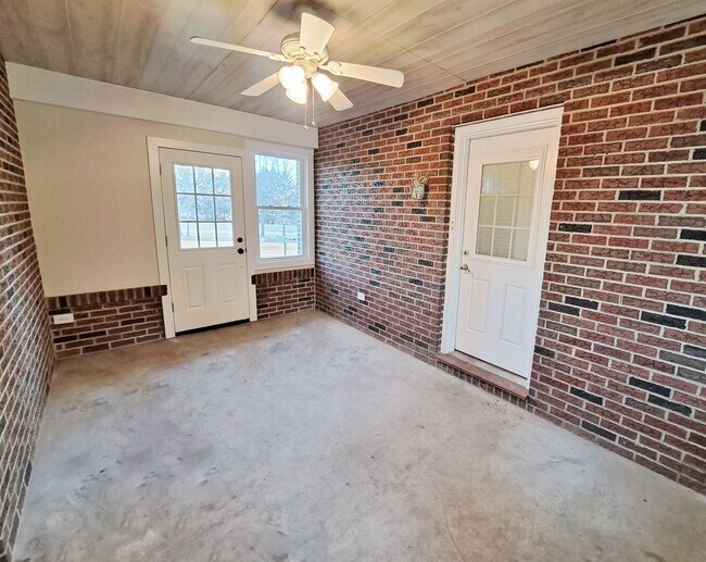 Building Photo - 3 Bed / 1-1/2 Bath Single Family Home w/ 2-Car Garage