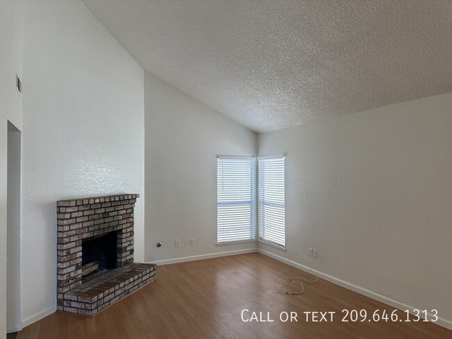 Building Photo - 541 San Vincente Ct