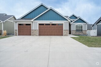 Building Photo - Stunning 5 bed 3.5 Bath Home in Thomas Hei...