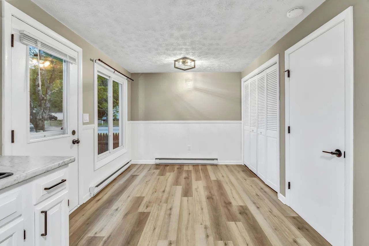 Dining area - 375 Bridgton Rd