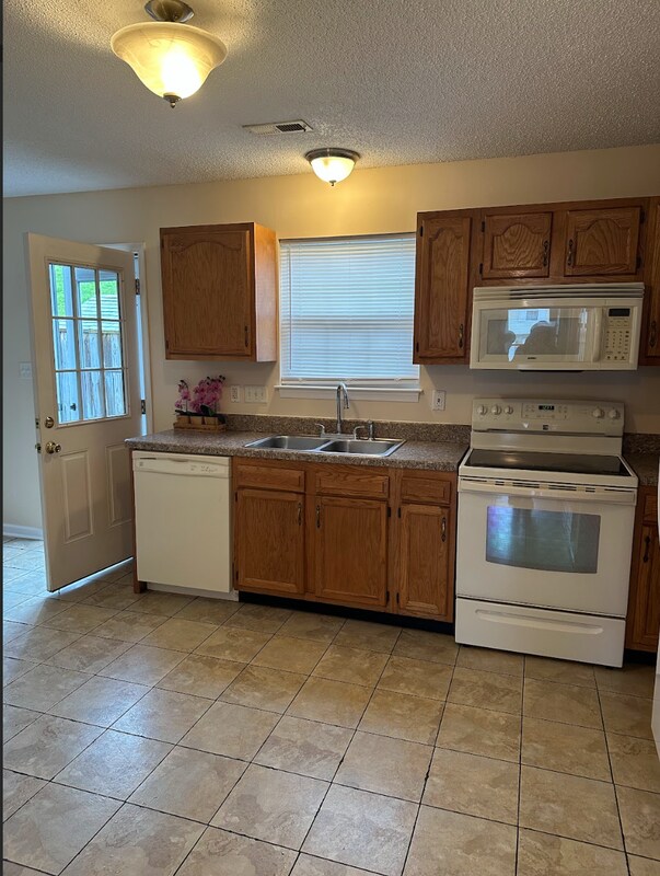Building Photo - 409 Emily Ln