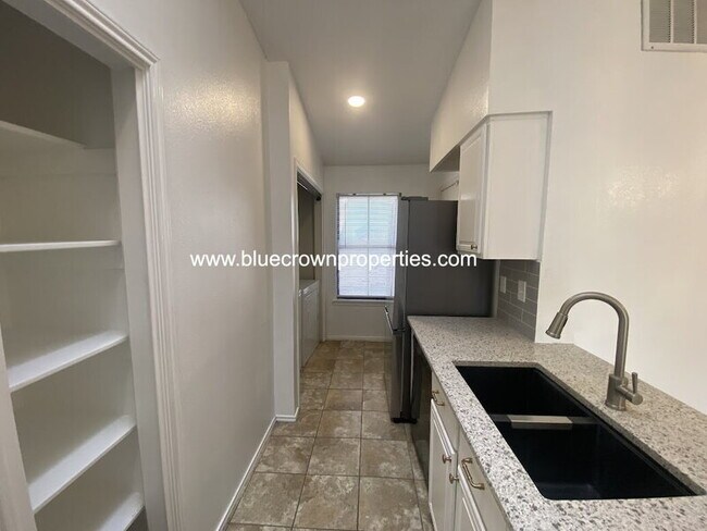 Building Photo - 2702 Stonecreek Pl