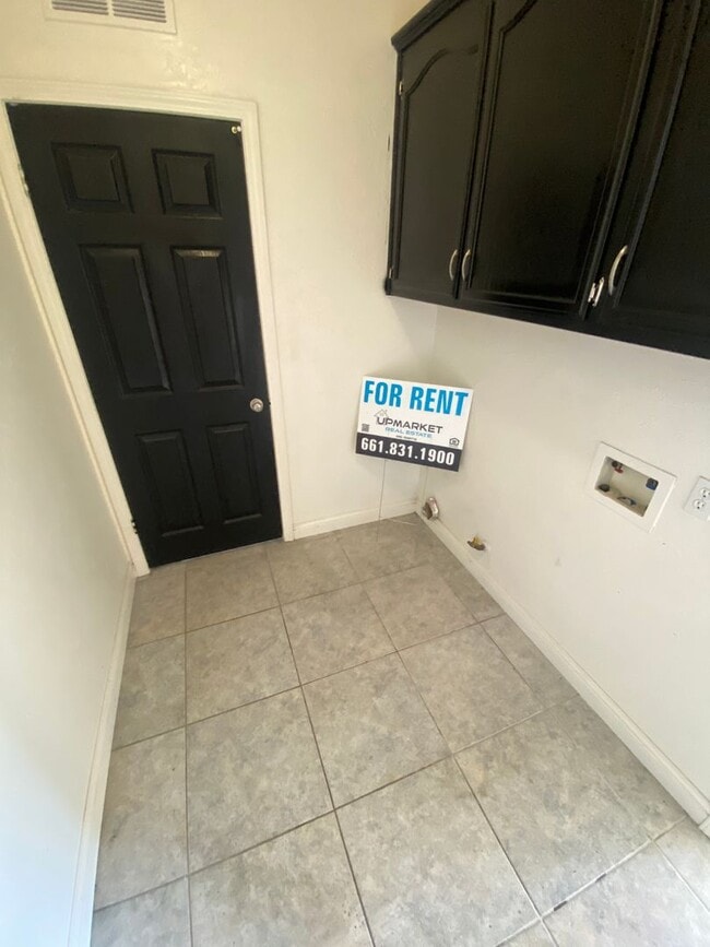 Building Photo - Elegant 3-Bedroom Home in Seven Oaks