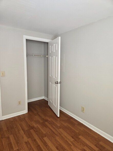 Building Photo - Room in Apartment on Arlyn Cir