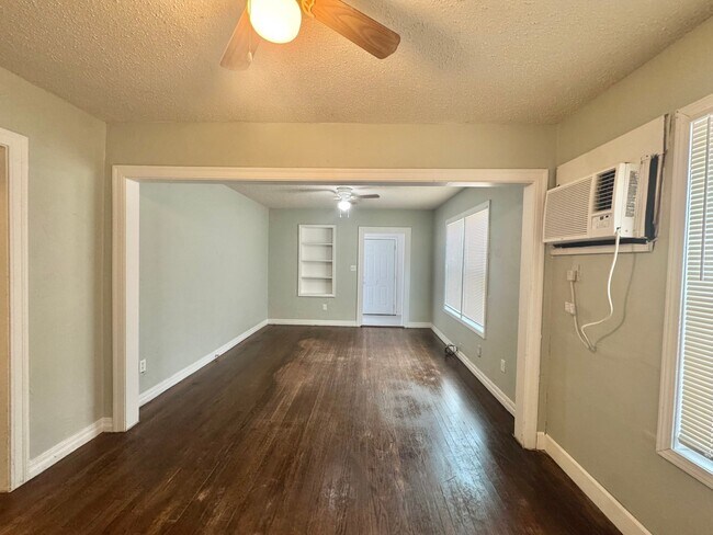 Building Photo - 1000 N Tabor Dr