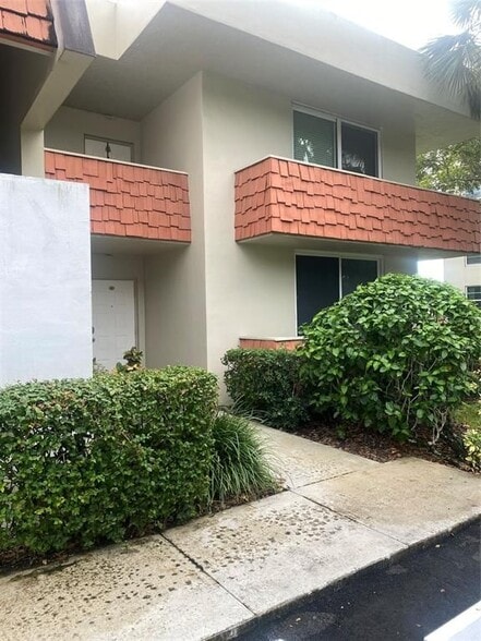 Building Photo - 4031 N Cypress Dr