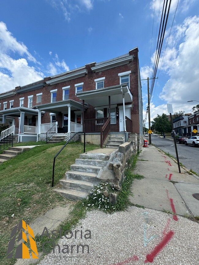 Building Photo - End Unit 3 Bedroom Home with Deck and Yard