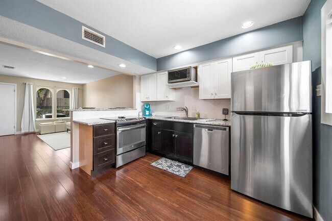 Building Photo - 7409 Shadow Hill Dr