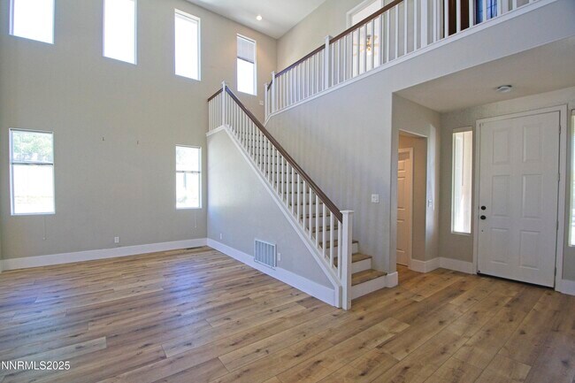Building Photo - 3075 Roxbury Dr