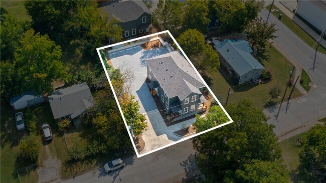 Building Photo - 588 N Willow Ave