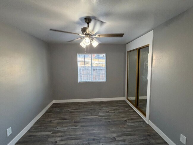 Building Photo - Newley Remodeled 3 BD 2 BA house with Big lot in SW Bakersfield