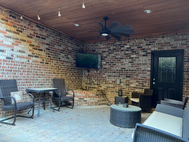 Building Photo - Awesome Urban Lofts Unit Available for Pre...