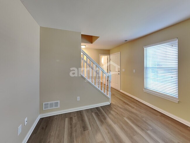 Building Photo - 8428 Stratford Ct