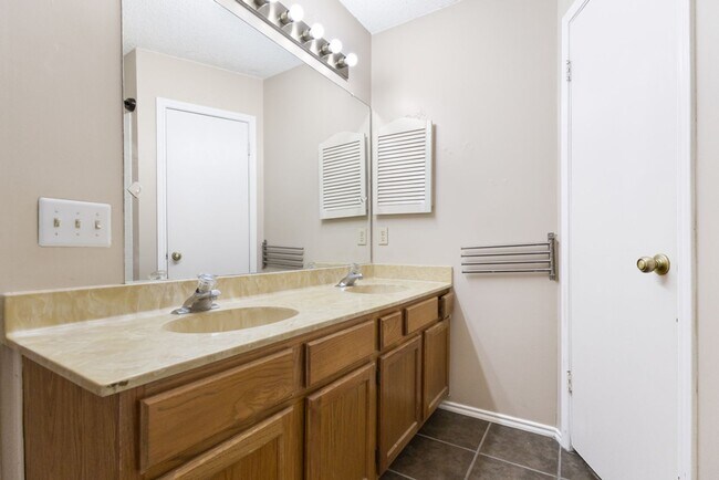 Building Photo - 3 Bedroom/2 Bath Applecreek Subdivision