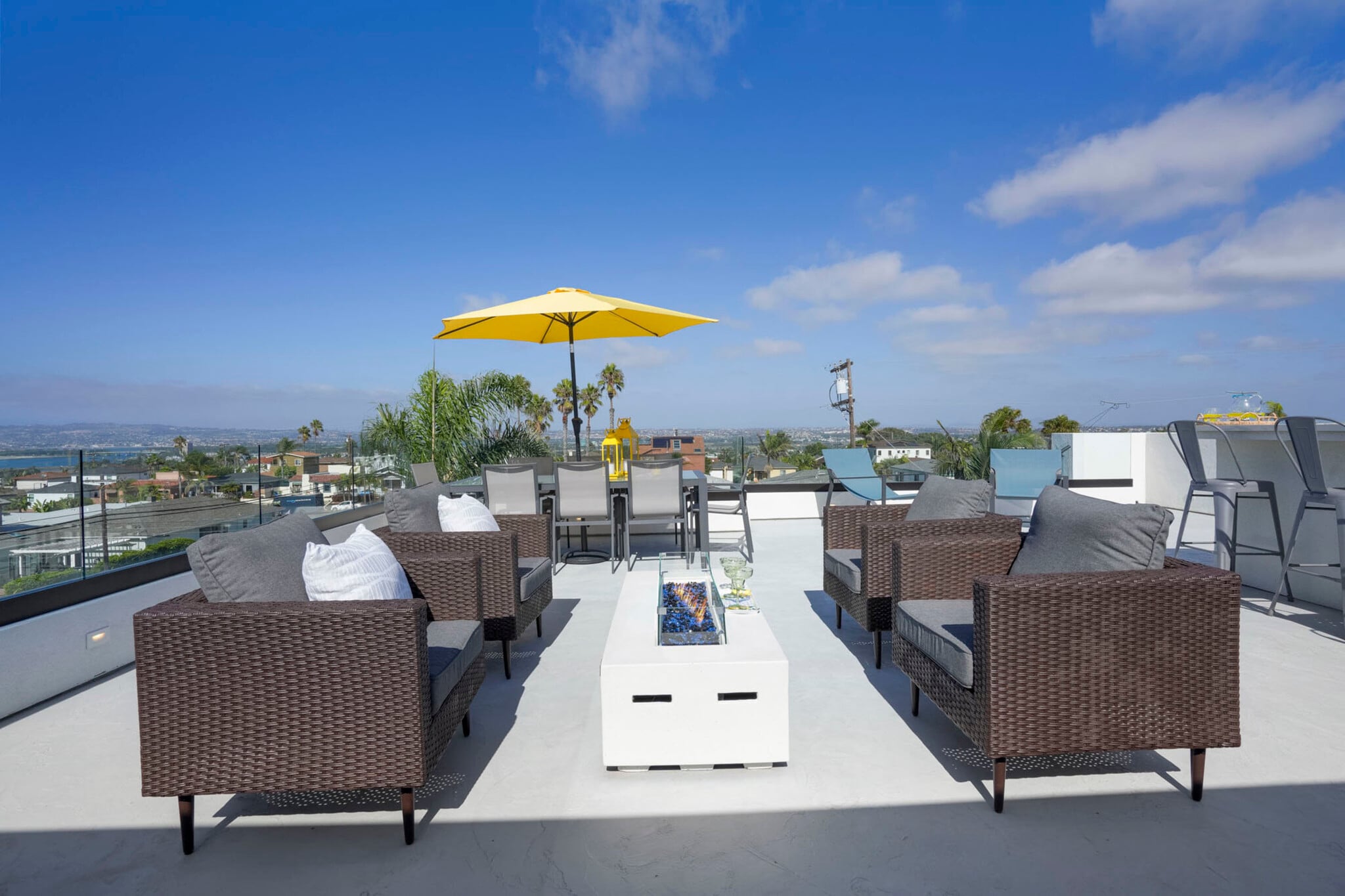 Rooftop Deck - 4386 Newport Ave