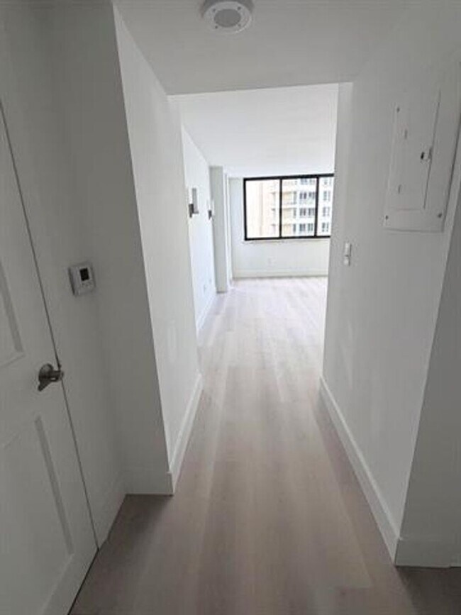 Building Photo - 540 Brickell Key Dr