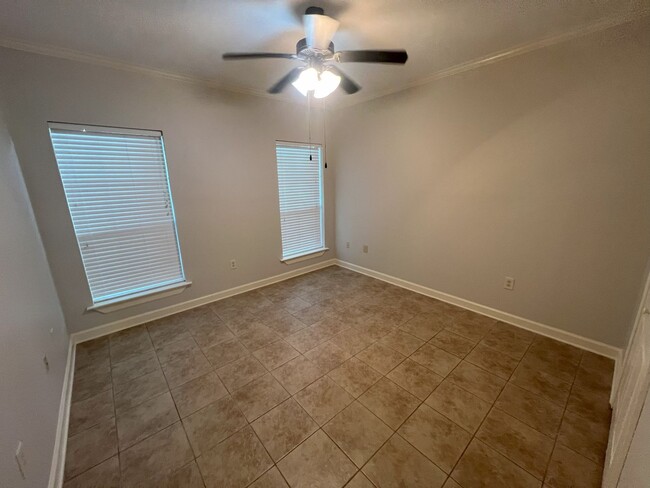 Building Photo - 2 bedroom, 1 bathroom home located in Gree...