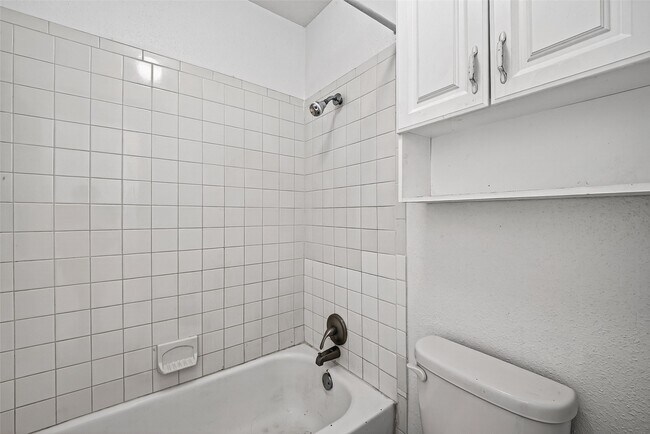 Building Photo - 7200 Clarewood Dr