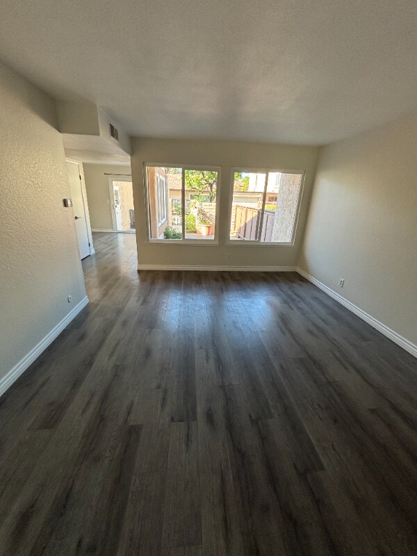 Building Photo - 322 S Vista Del Canon