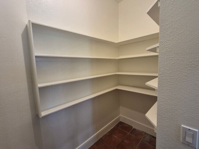 Building Photo - Golf Course Living in The Hills – 4 Bed in Lakeway