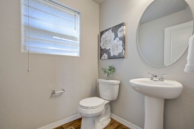 Building Photo - Charming 2-Bed, minutes to Fort Carson,  Peterson Space Force and downtown Colorado Springs.