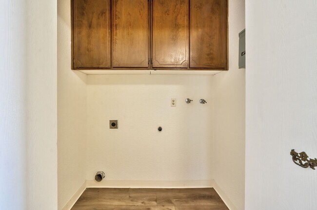 Building Photo - 3 Bedroom Home with Fireplace and LVP Flooring & 2-Car Garage!