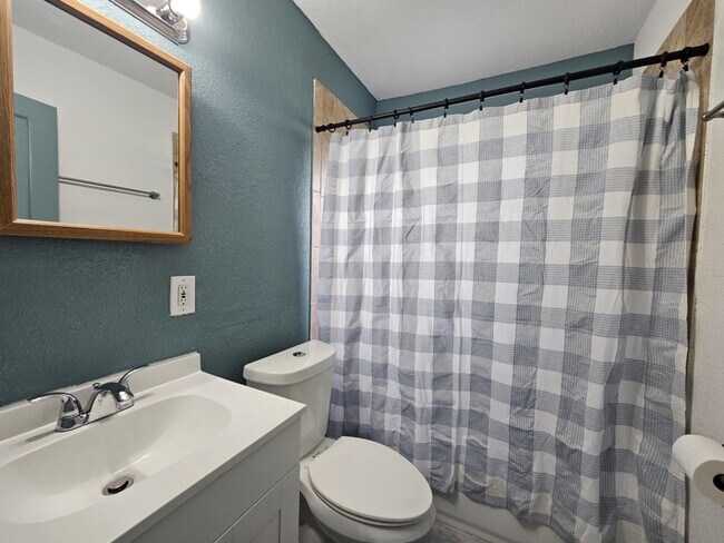Building Photo - 5009 Royal Dr