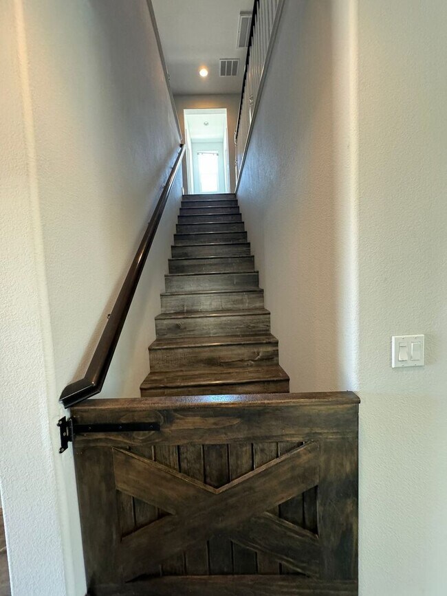 Building Photo - Stunning 4/3 in Roseville! 2 Car Garage!