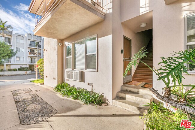 Building Photo - 122 Croft Ave