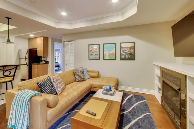 Building Photo - 528 W Cornelia Ave