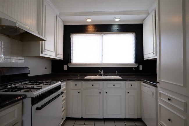 Building Photo - 3401 Princeton Dr