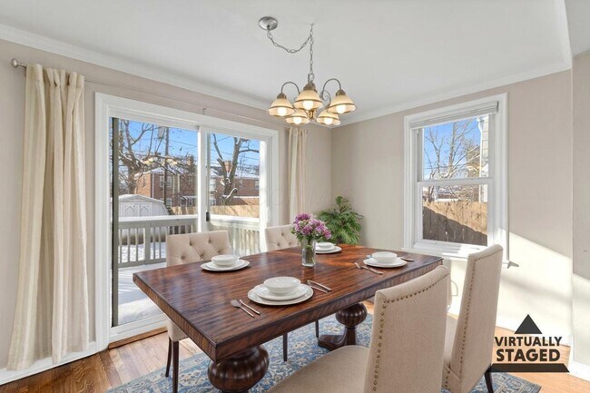 Building Photo - 2063 Inchcliff Rd