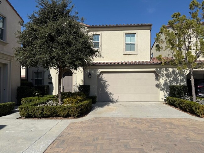 Building Photo - Beautiful spacious 3 Bedroom 3.5 bath 2185...