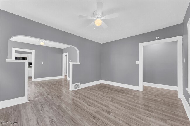 Building Photo - 364 E 161st St