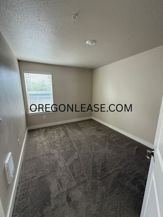 Building Photo - Newer 2-Bedroom Apartment