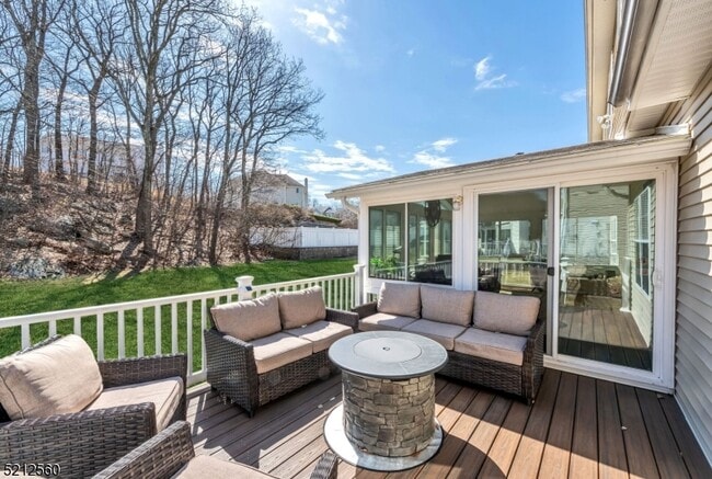 Building Photo - 706 Skyline Dr