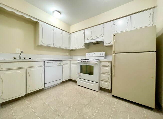Building Photo - Montavilla 2 Bedroom Top Floor Unit- Great...