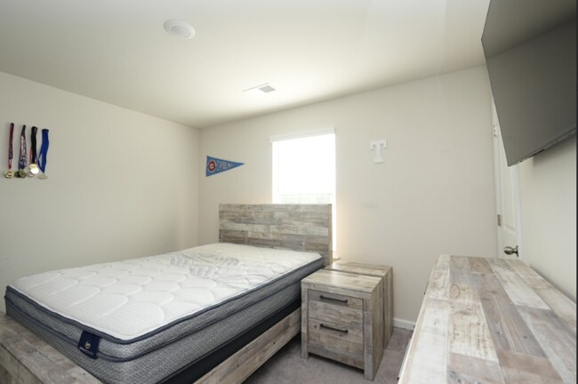 Building Photo - Spacious 4-Bedroom Home with Modern Comforts