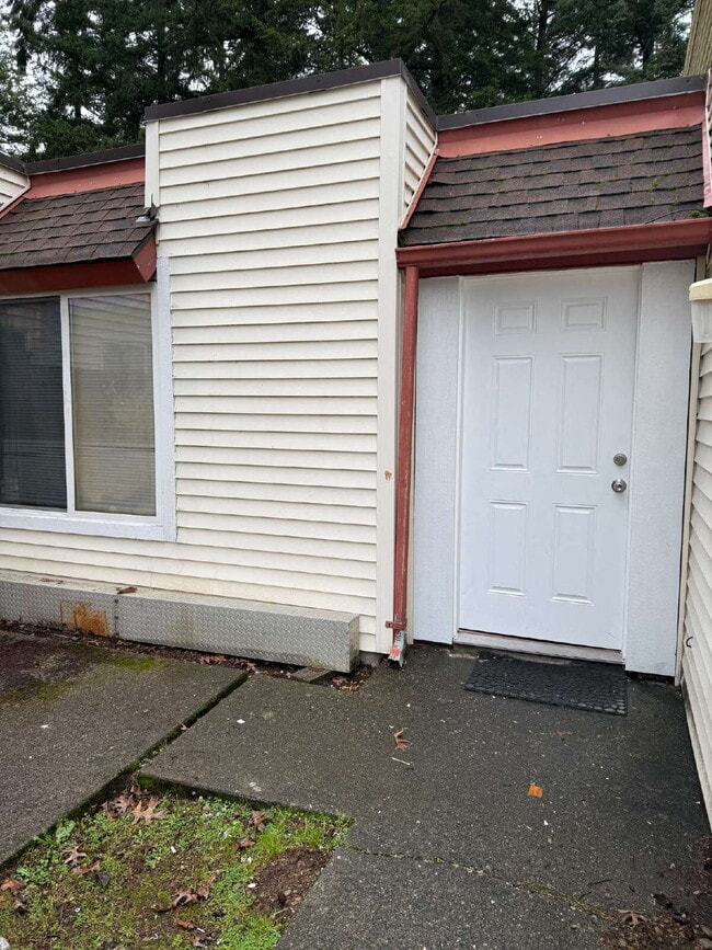 Building Photo - Fairwood Area Unit Available with Move-In Special!