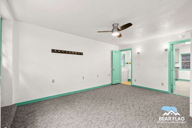 Building Photo - For Rent – 1 Bedroom Back Unit in Mid-Town...