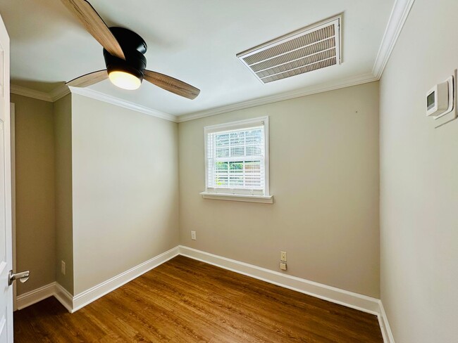 Building Photo - WILSHIRE BLVD - 4 Bedroom - minutes to UNC...