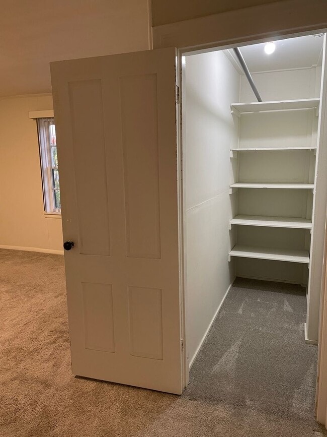 Building Photo - 3 Bedroom, 1 Bath Farmhouse Jamesville-DeWitt School