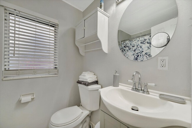 Building Photo - 4213 E Yukon St