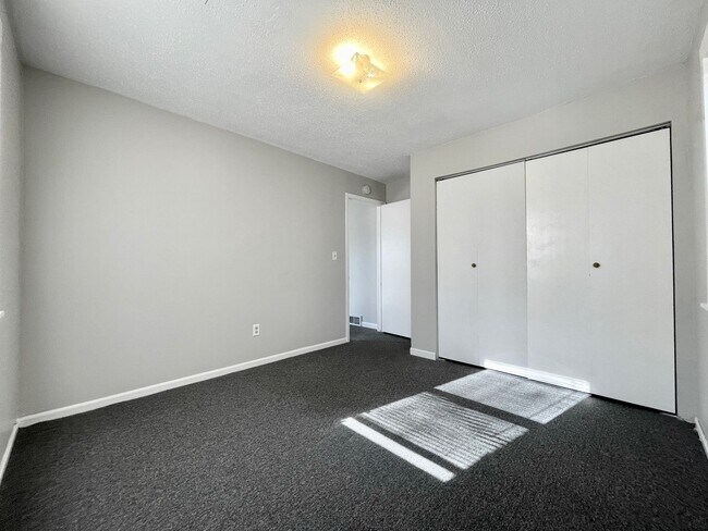 Building Photo - 3910-3912 Camelot Dr SE