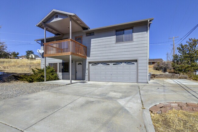 Building Photo - 3 Bedroom 3 Bath home in Diamond Valley!