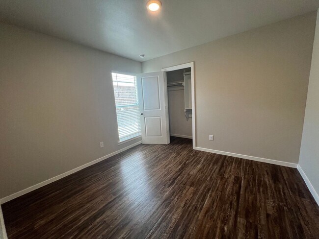 Building Photo - Pre leasing for July: Upland West.