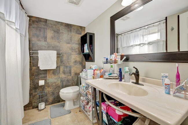 Building Photo - 3004 NE 5th Terrace