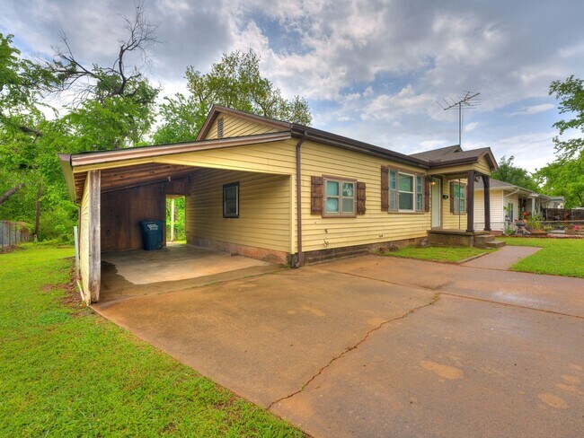 Building Photo - 3 Bedroom 1 Bath Home in Shawnee!